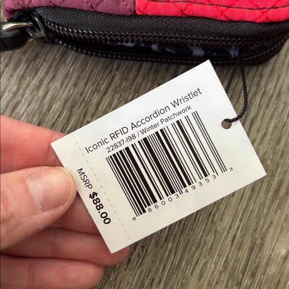 Vera Bradley Iconic RFID Accordion Wristlet - “Winter Patchwork” design - NWT - Picture 9 of 9